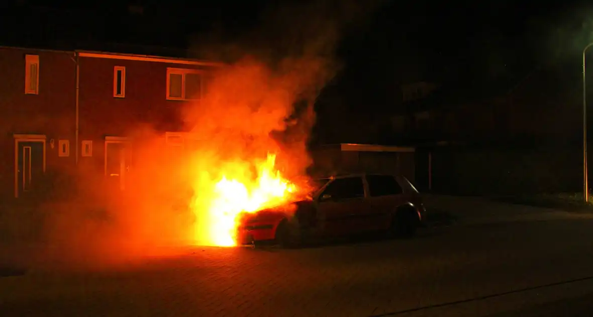 Tweetal auto's in brand gestoken - Foto 1