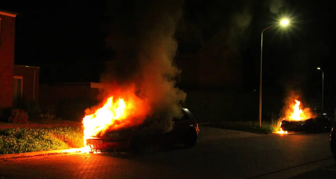 Tweetal auto's in brand gestoken - Foto 10