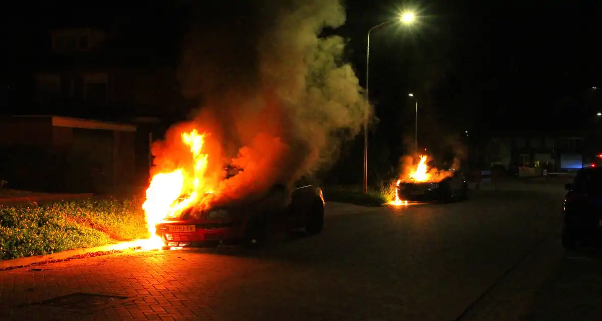 Tweetal auto's in brand gestoken - Foto 8