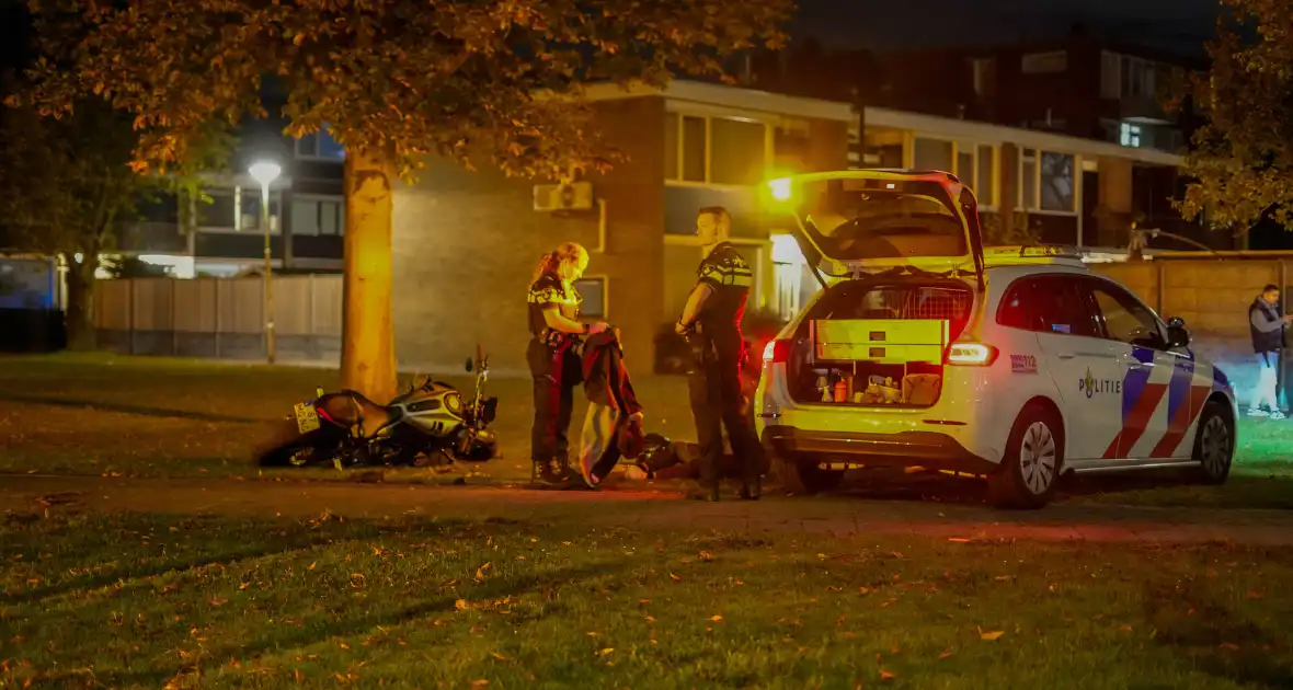 Achtervolging met motor eindigt in het gras - Foto 3