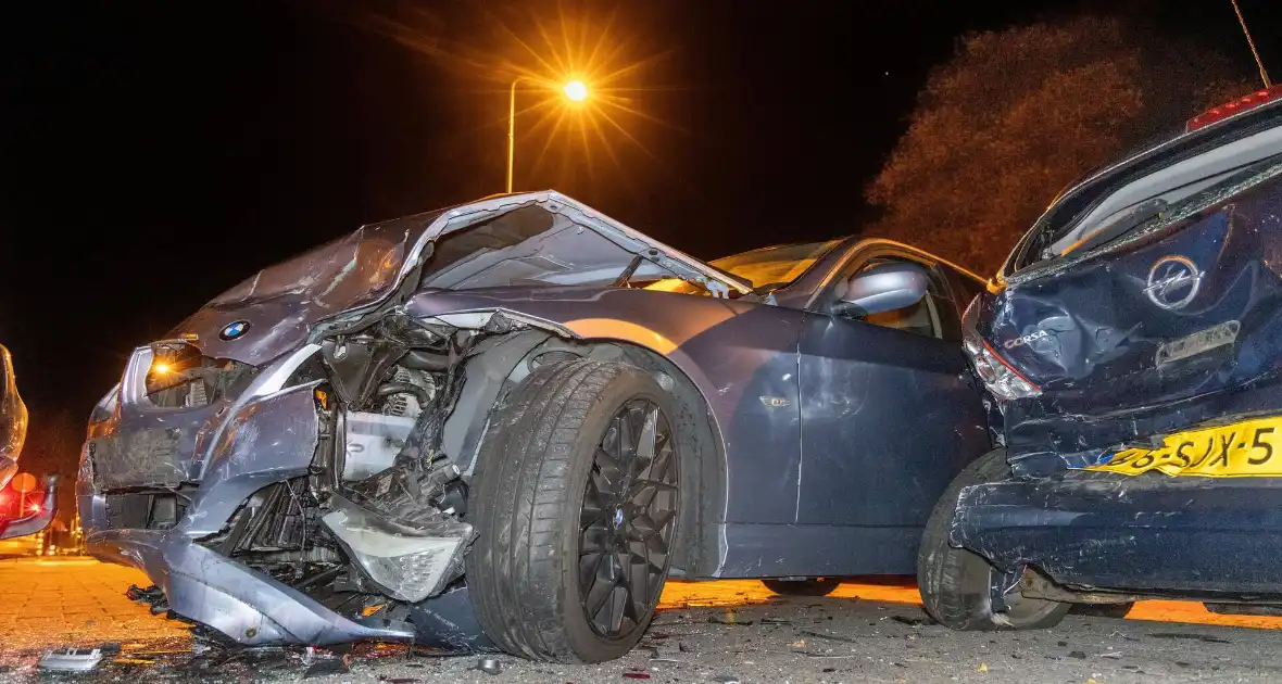 Auto veroorzaakt kettingreactie bij nachtelijk ongeval - Foto 2