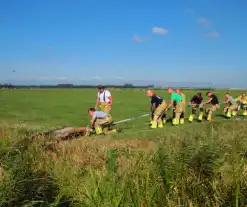 Brandweer haalt Stier uit sloot