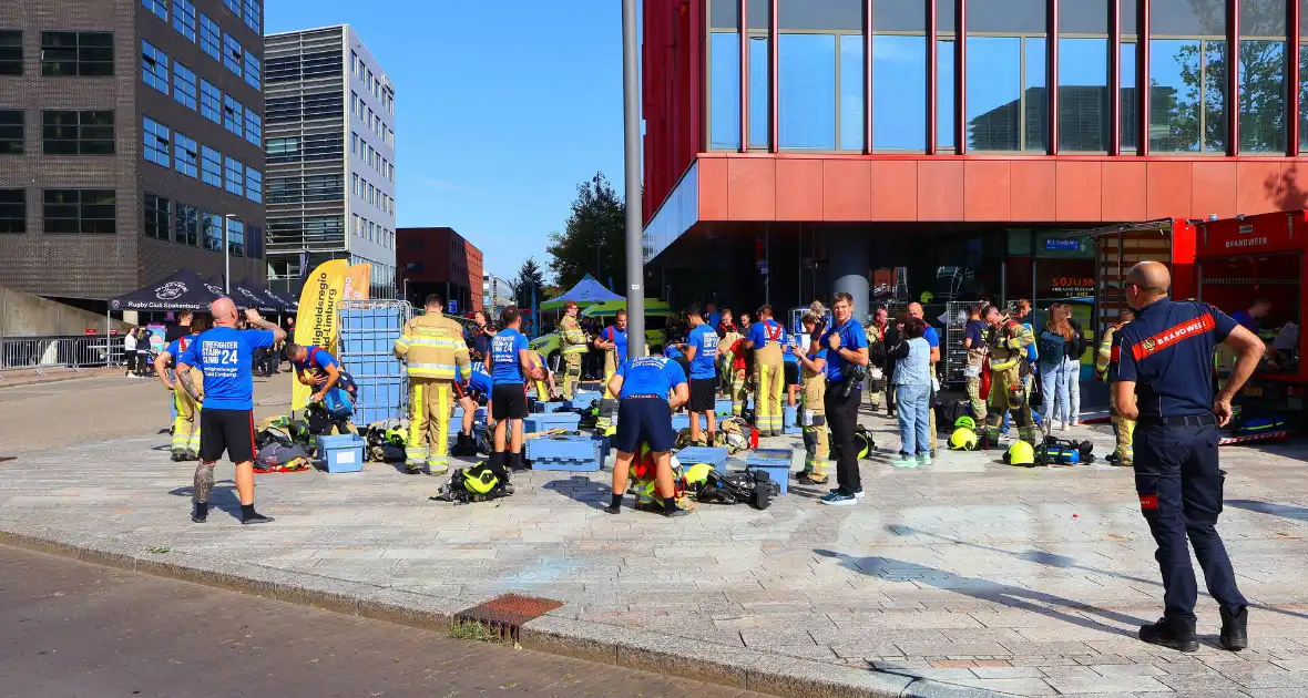 800 deelnemers bij derde editie Firefighters Stairclimb - Foto 1