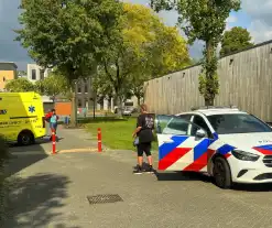 Scooterrijder gaat hard onderuit in bocht