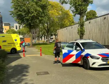 Scooterrijder gaat hard onderuit in bocht