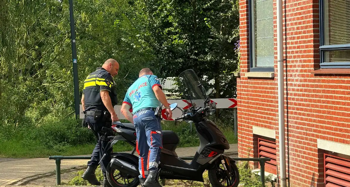 Scooterrijder gaat hard onderuit in bocht - Foto 1