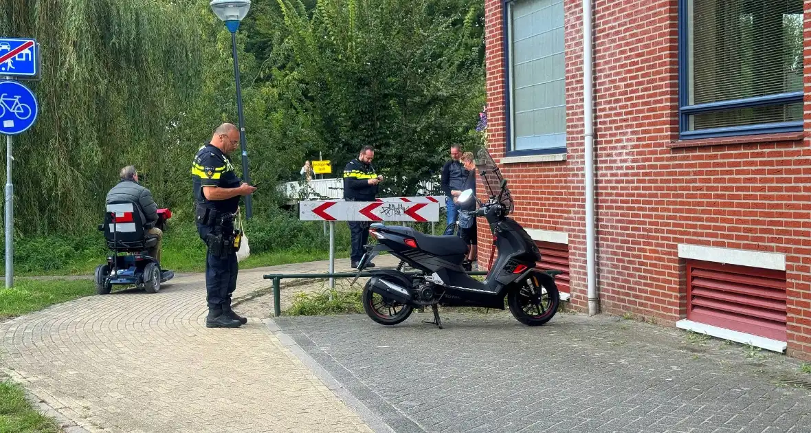 Scooterrijder gaat hard onderuit in bocht - Foto 2