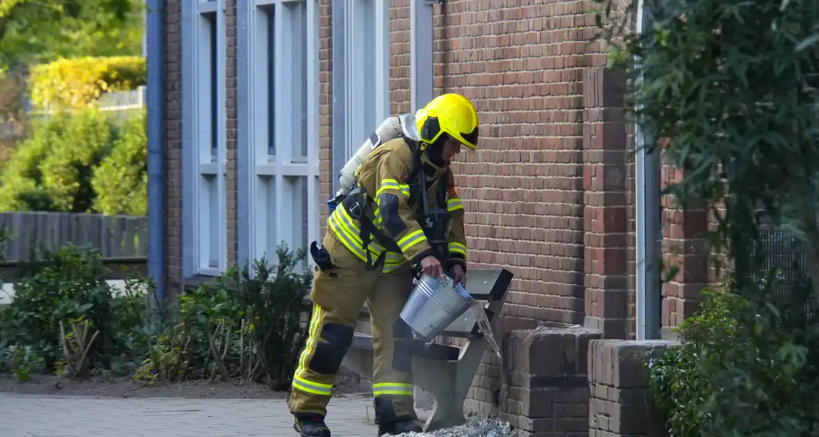 Brand bij school met emmers geblust door brandweer