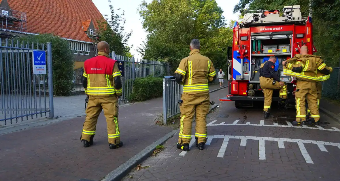 Brand bij school met emmers geblust door brandweer - Foto 2