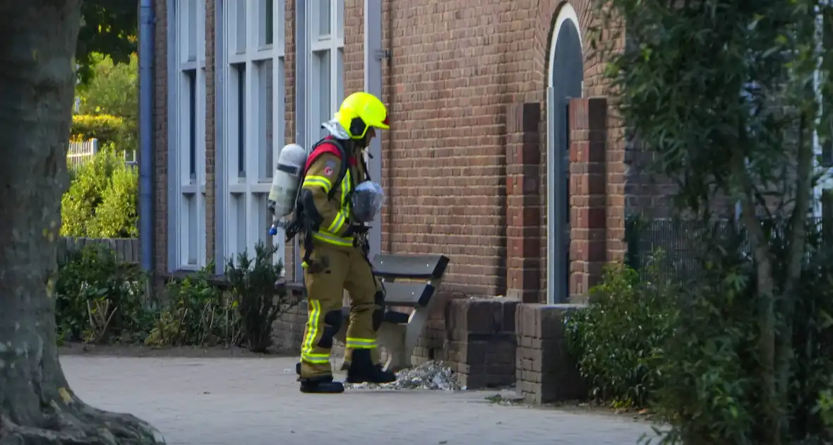 Brand bij school met emmers geblust door brandweer - Foto 3