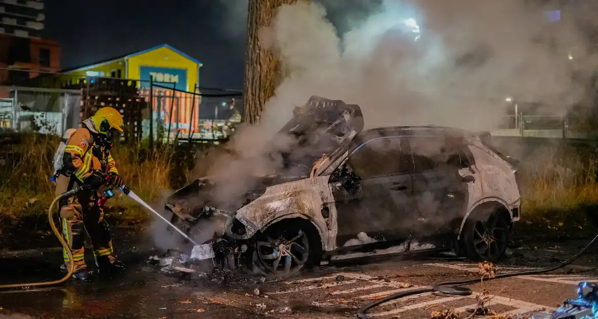 Geparkeerde auto brandt volledig af