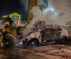 Geparkeerde auto brandt volledig af