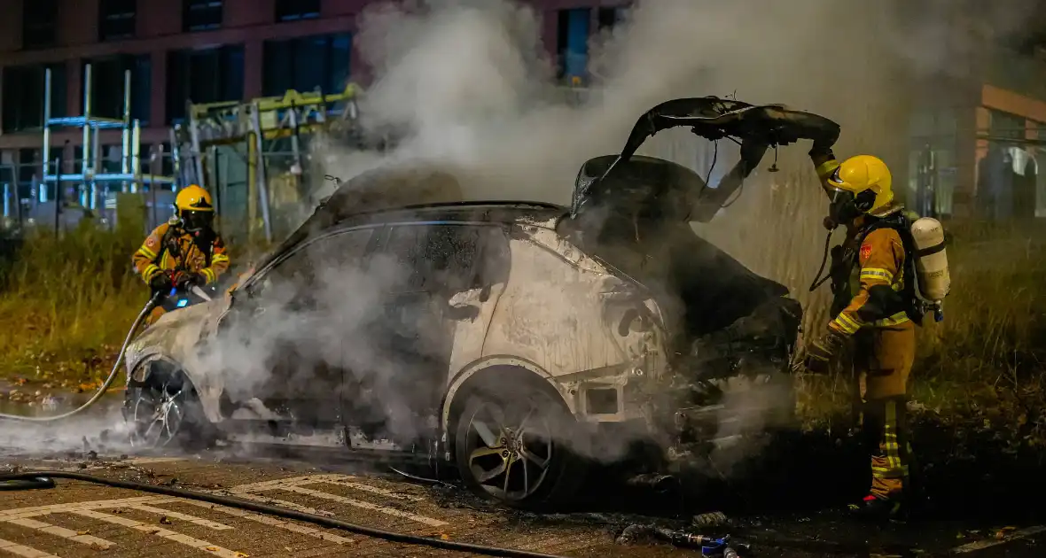 Geparkeerde auto brandt volledig af - Foto 2