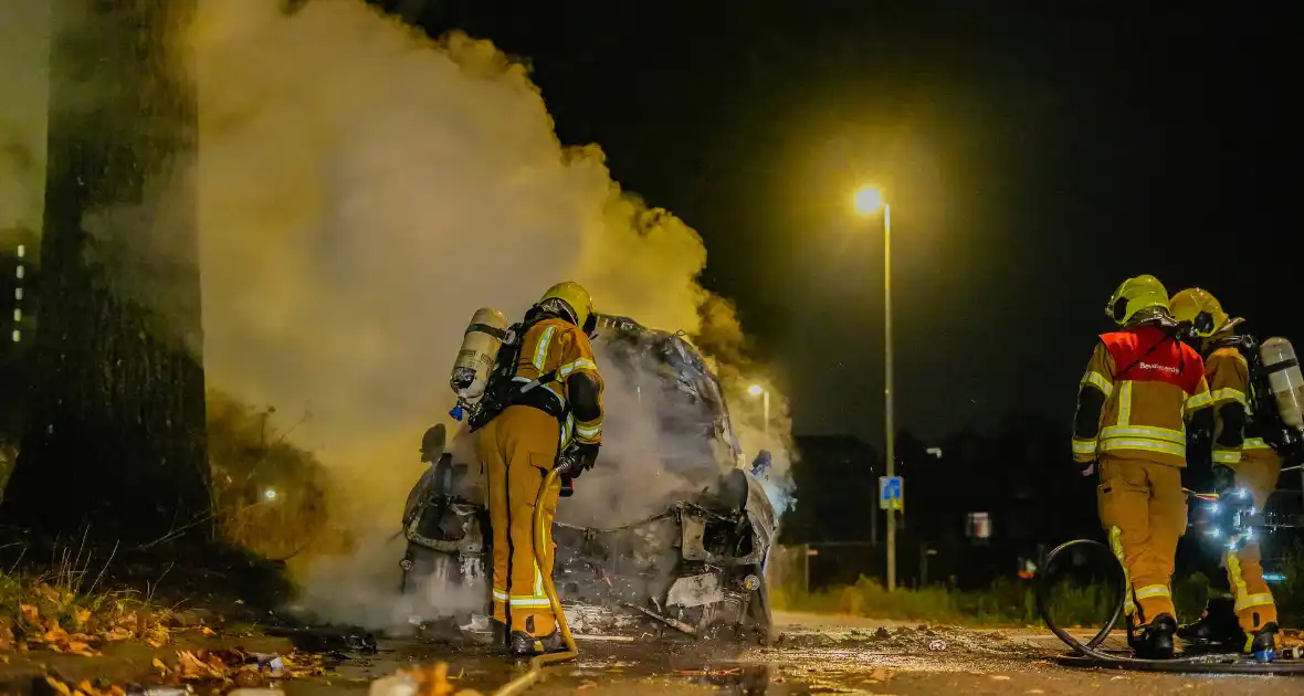 Geparkeerde auto brandt volledig af - Foto 4