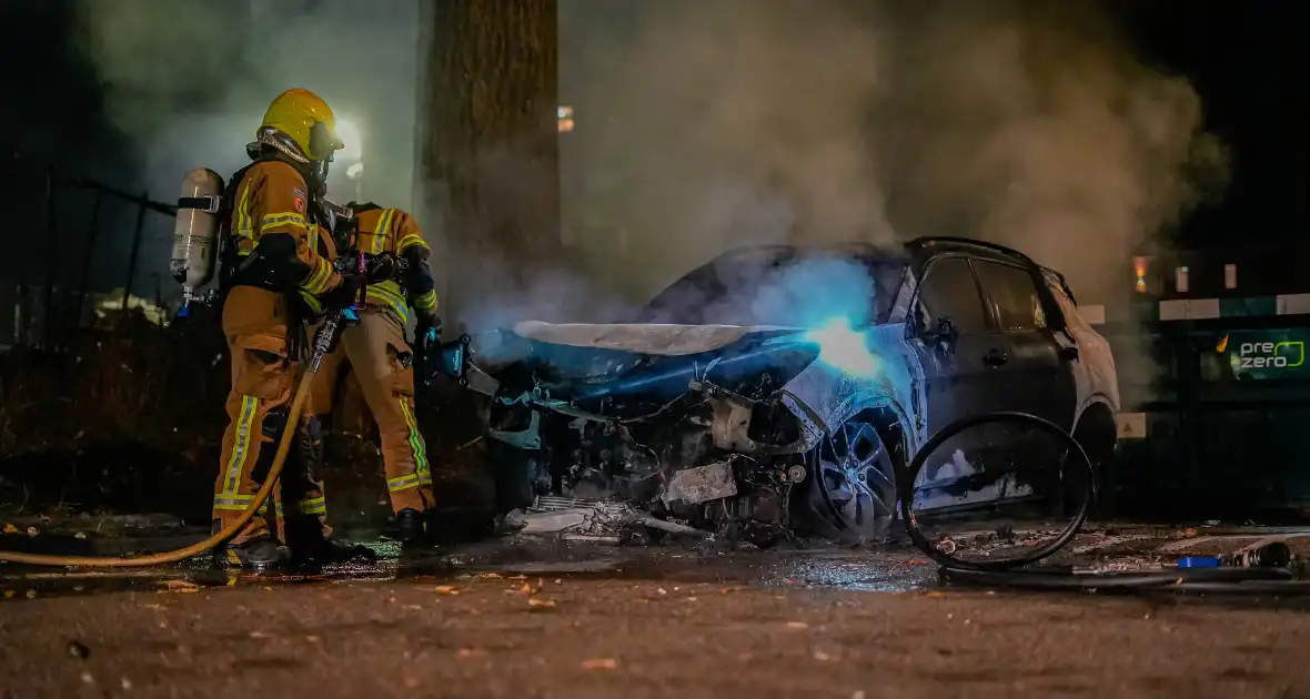 Geparkeerde auto brandt volledig af - Foto 6