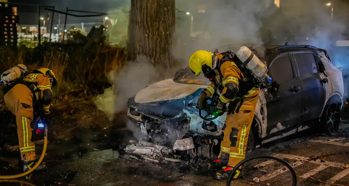 Geparkeerde auto brandt volledig af - Foto 7