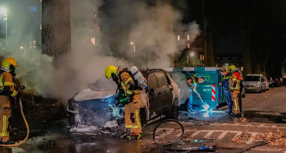 Geparkeerde auto brandt volledig af - Foto 8