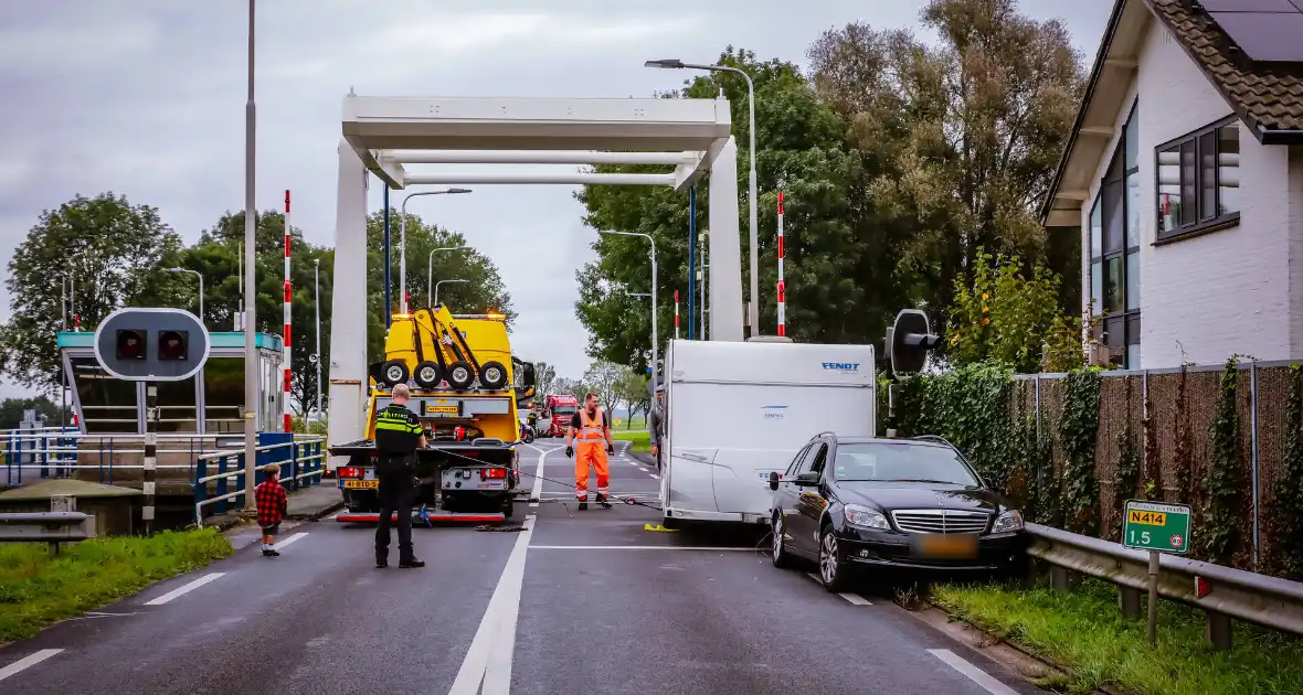 Auto met caravan belandt aan andere kant van weg