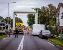 Auto met caravan belandt aan andere kant van weg