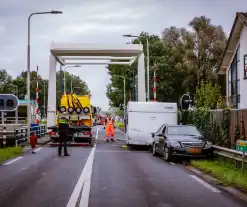 Auto met caravan belandt aan andere kant van weg