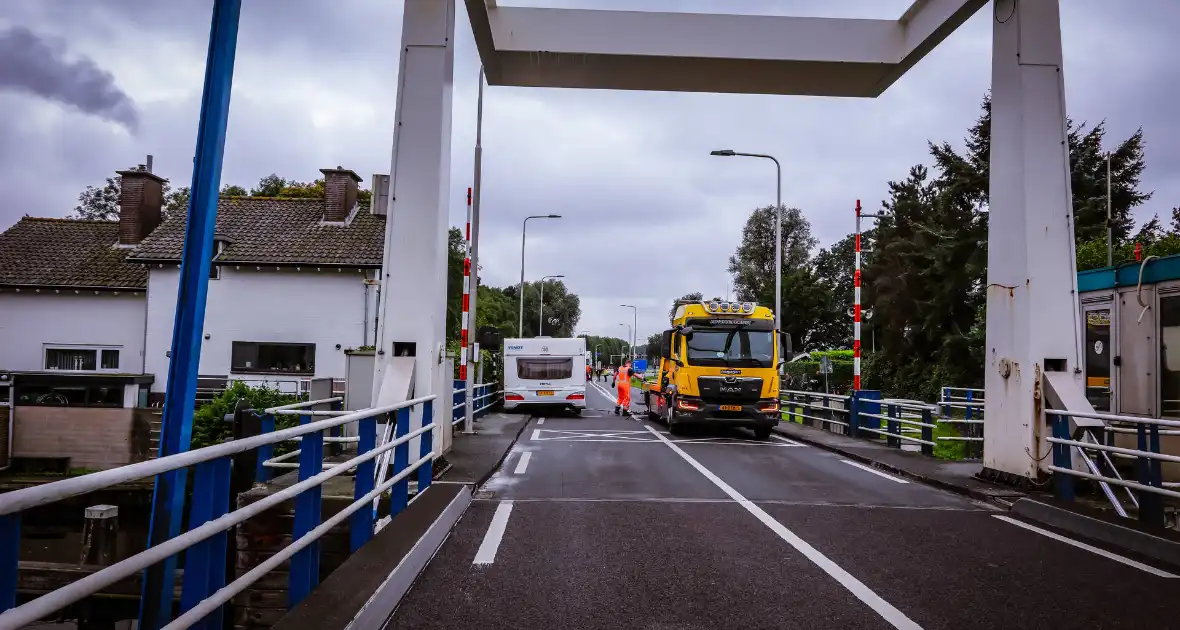 Auto met caravan belandt aan andere kant van weg - Foto 2