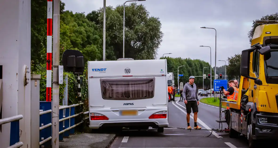 Auto met caravan belandt aan andere kant van weg - Foto 3