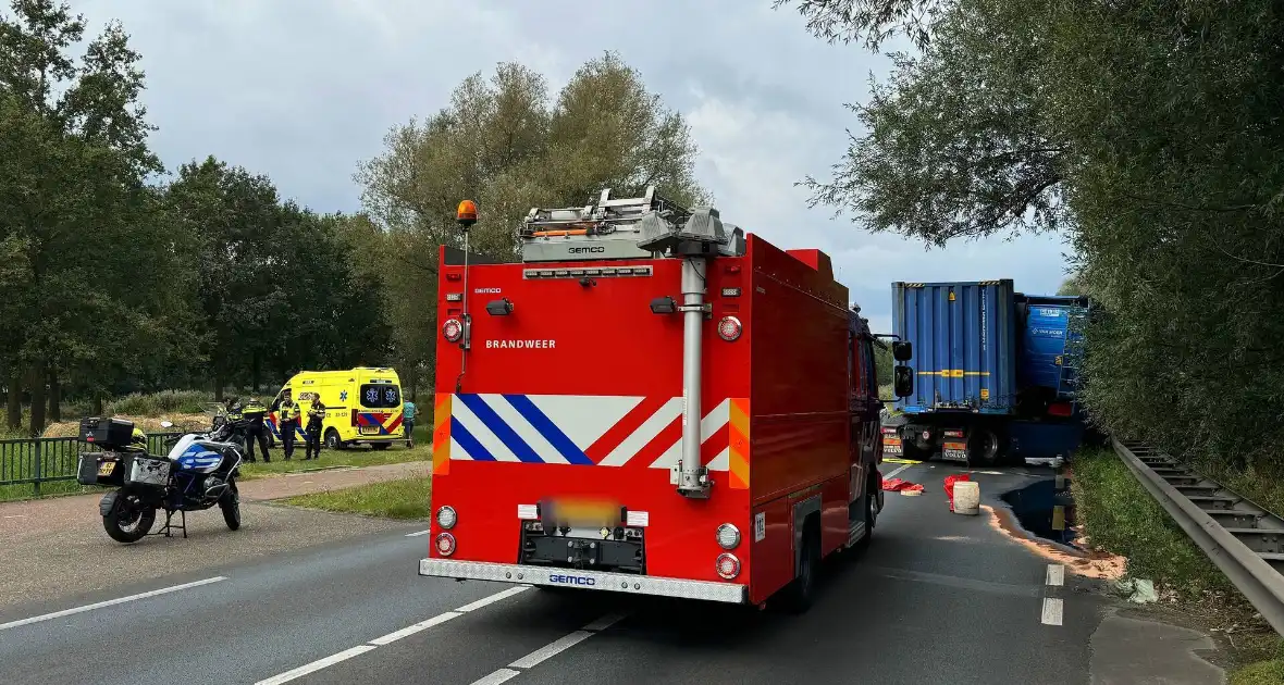 Vrachtwagenchauffeur verliest controle en raakt van de weg