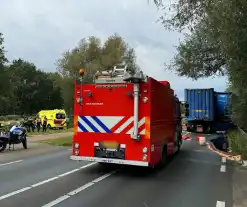 Vrachtwagenchauffeur verliest controle en raakt van de weg