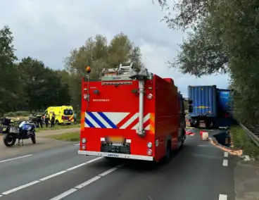 Vrachtwagenchauffeur verliest controle en raakt van de weg