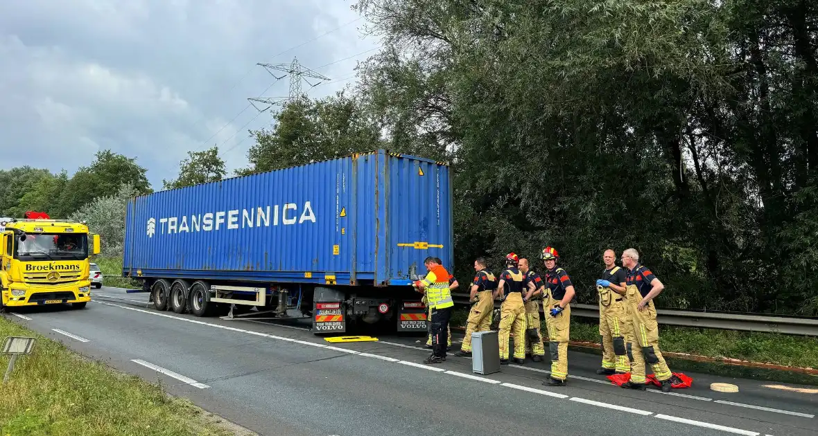 Vrachtwagenchauffeur verliest controle en raakt van de weg - Foto 1