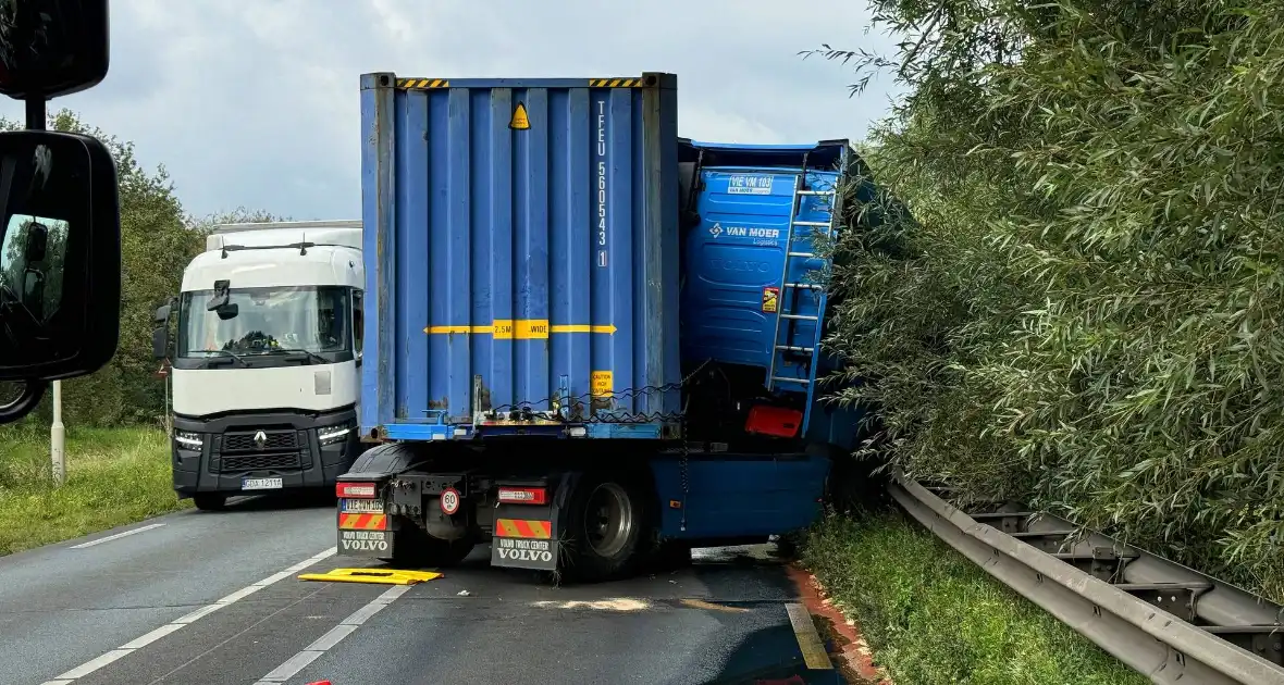 Vrachtwagenchauffeur verliest controle en raakt van de weg - Foto 3