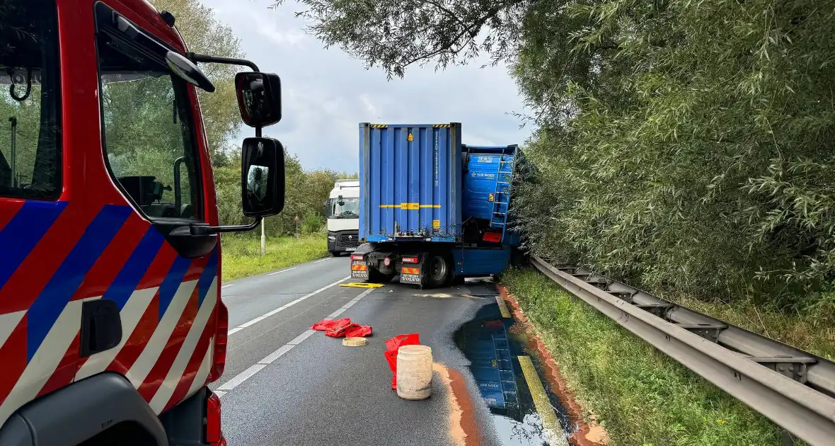 Vrachtwagenchauffeur verliest controle en raakt van de weg - Foto 4