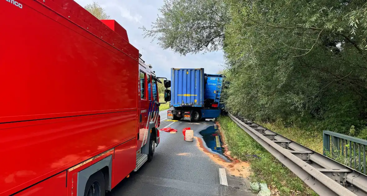 Vrachtwagenchauffeur verliest controle en raakt van de weg - Foto 5