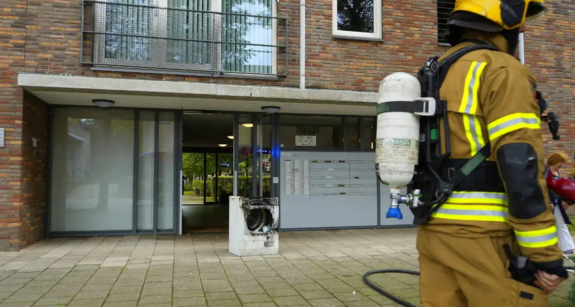 Brandweer zet extra middelen in bij brand in flat