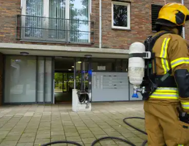 Brandweer zet extra middelen in bij brand in flat