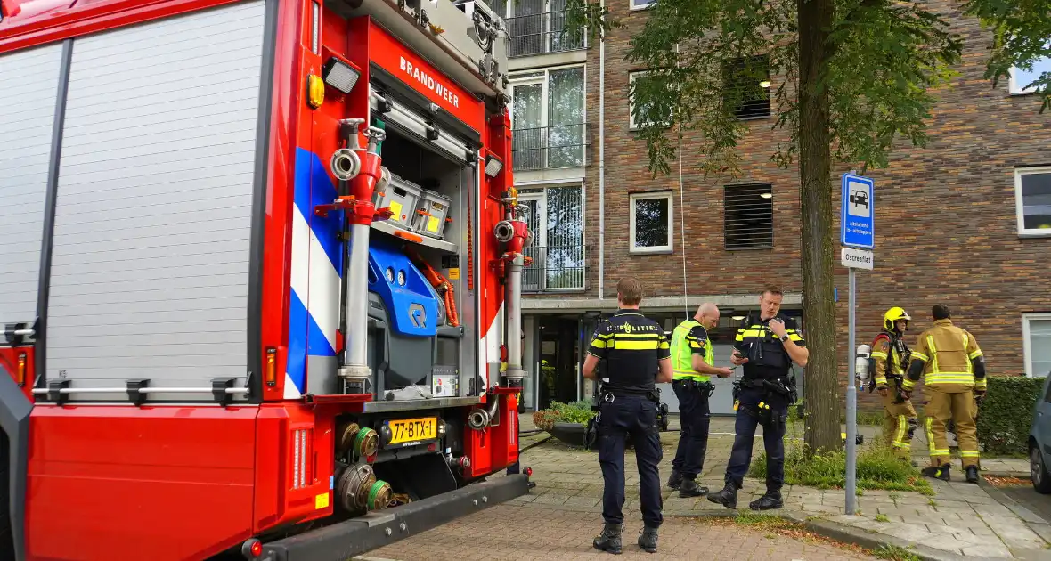 Brandweer zet extra middelen in bij brand in flat - Foto 8