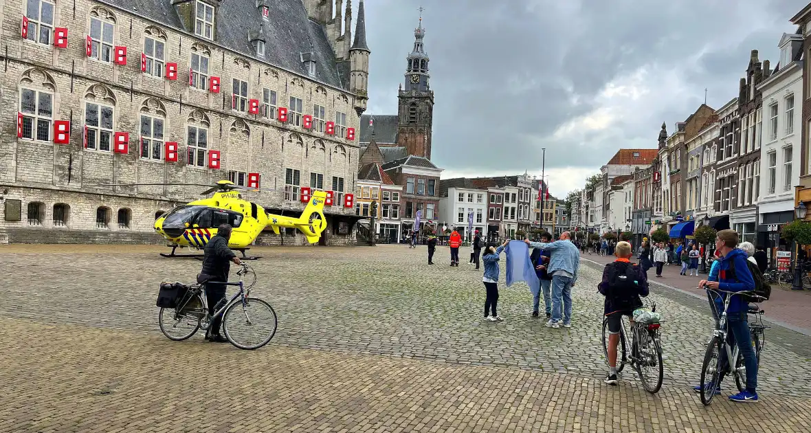 Traumahelikopter landt midden in het centrum - Foto 1