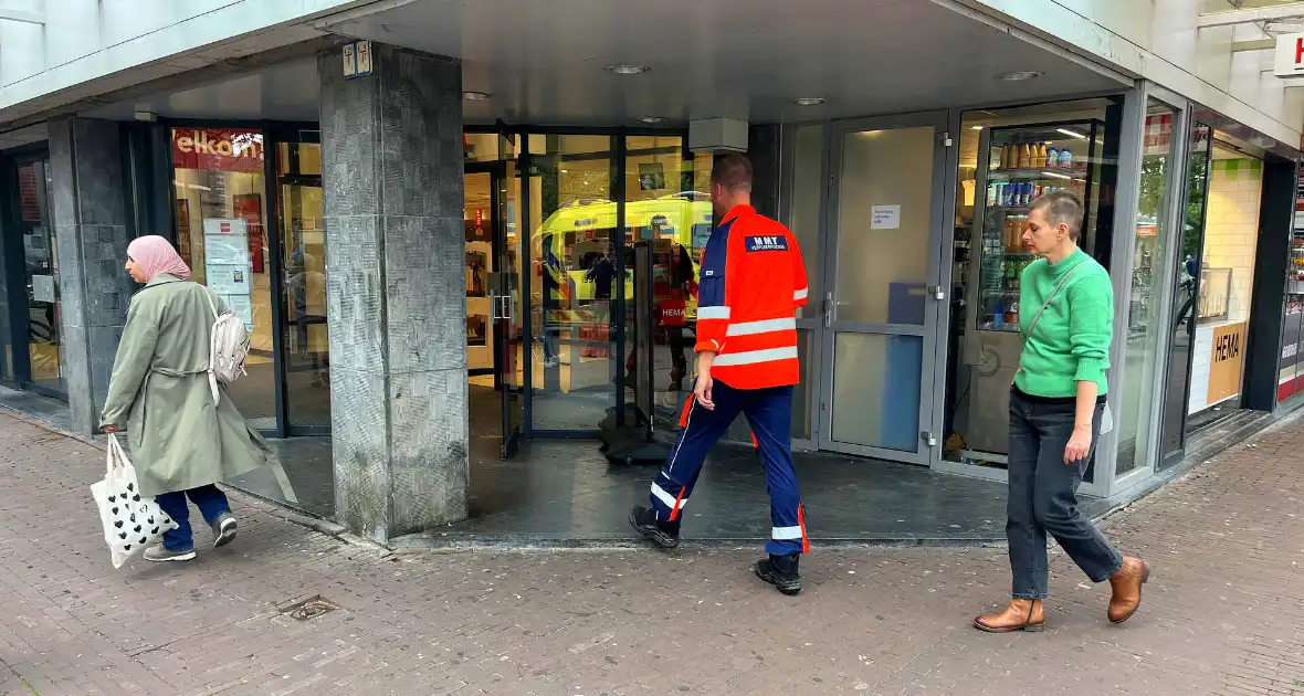 Traumahelikopter landt midden in het centrum - Foto 4