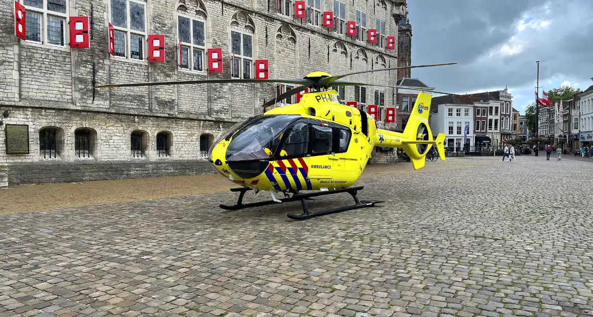 Traumahelikopter landt midden in het centrum - Foto 5