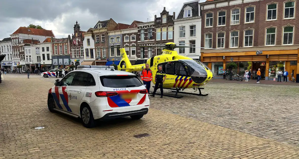 Traumahelikopter landt midden in het centrum - Foto 6