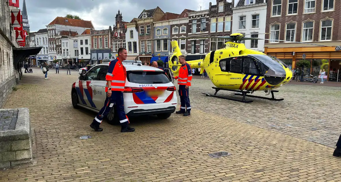 Traumahelikopter landt midden in het centrum - Foto 7