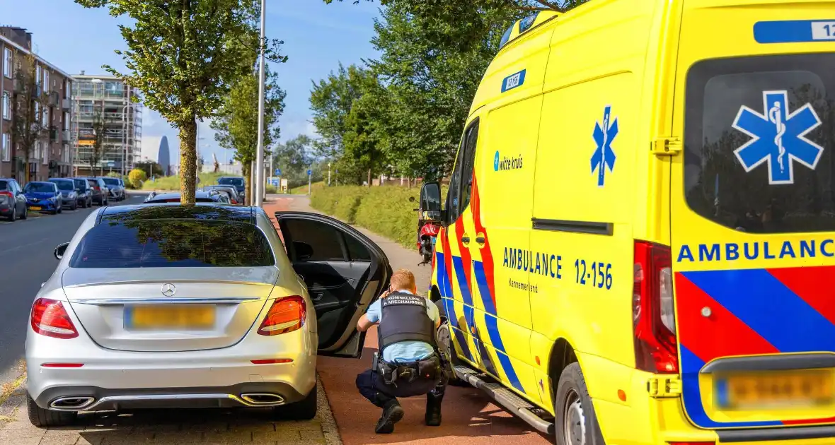 Scooterbestuurder gewond bij botsing met autodeur