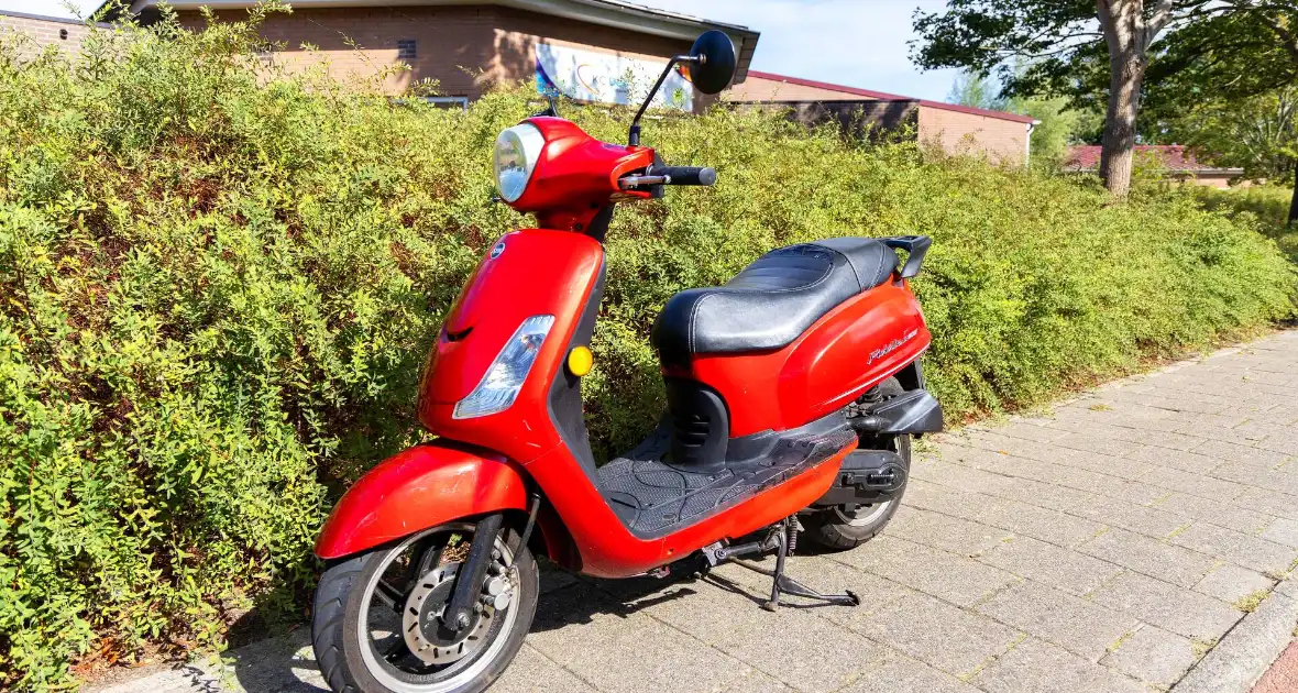 Scooterbestuurder gewond bij botsing met autodeur - Foto 2