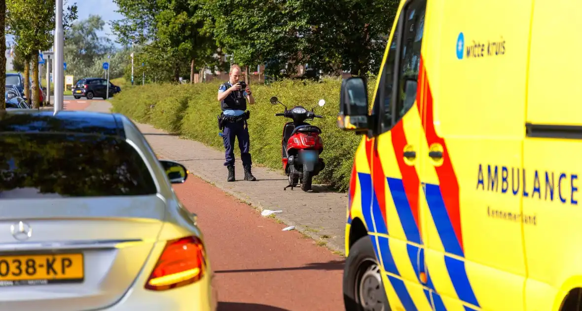 Scooterbestuurder gewond bij botsing met autodeur - Foto 4