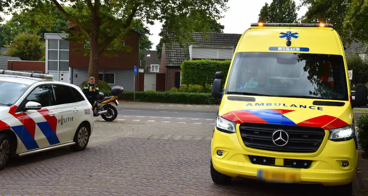 Motorrijder ten val bij inhaalmanoeuvre van afslaande auto