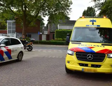 Motorrijder ten val bij inhaalmanoeuvre van afslaande auto