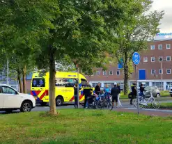 Automobilist schept fietser bij rotonde