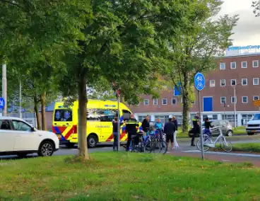 Automobilist schept fietser bij rotonde