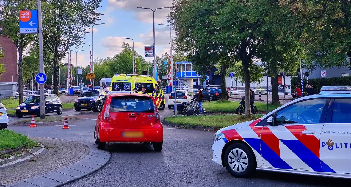 Automobilist schept fietser bij rotonde - Foto 2