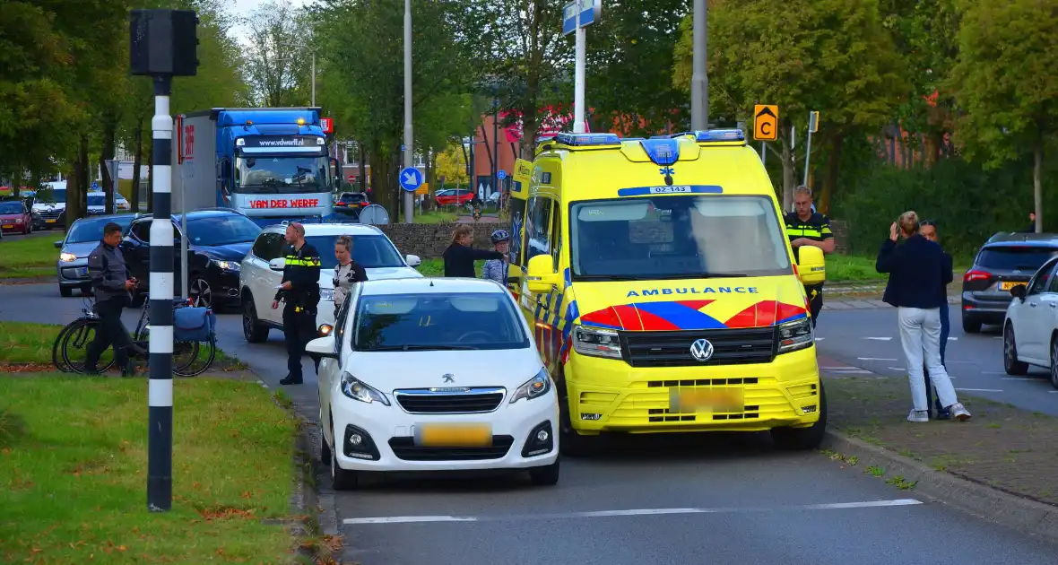 Automobilist schept fietser bij rotonde - Foto 3